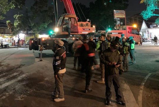 Pemkot Bandung Terus Tertibkan Sejumlah Reklame Ilegal