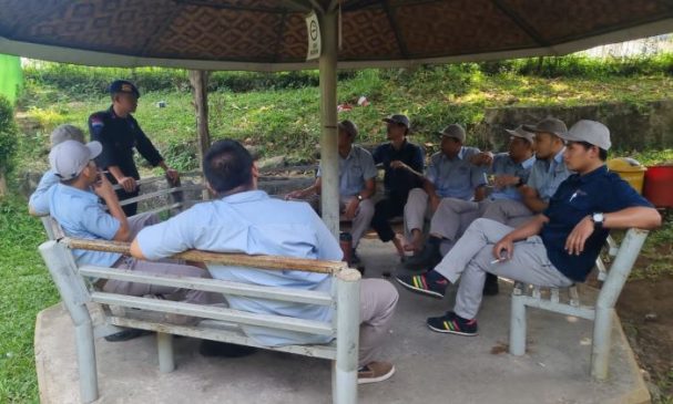 Personel Sat Brimob Polda Jabar Berikan Pesan Kamtibmas Kepada Para Karyawan Pabrik di Bandung