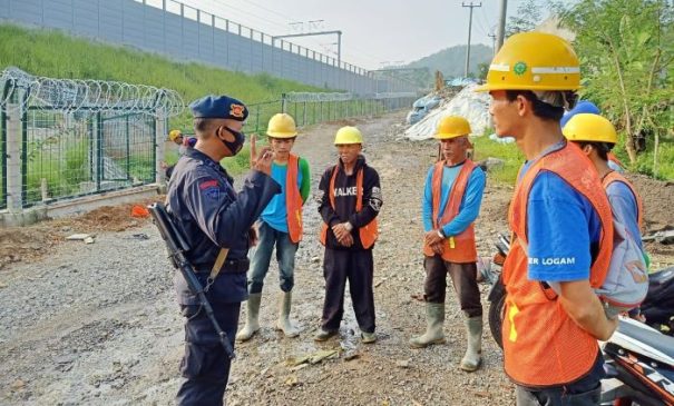 Sat Brimob Polda Jabar Sambangi Pekerja Proyek, Imbau Selalu Tingkatkan Keselamatan