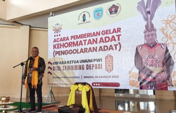 Hadiri HPN Tingkat Provinsi Kalteng, Atal Dianugerahi Gelar Adat Omas Pena Setia Jaya