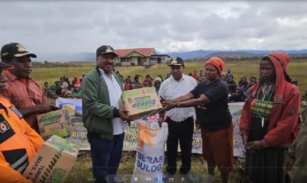 Kapolri Salurkan 264,7 Ton Beras dan 1.500 Sembako untuk Warga Papua