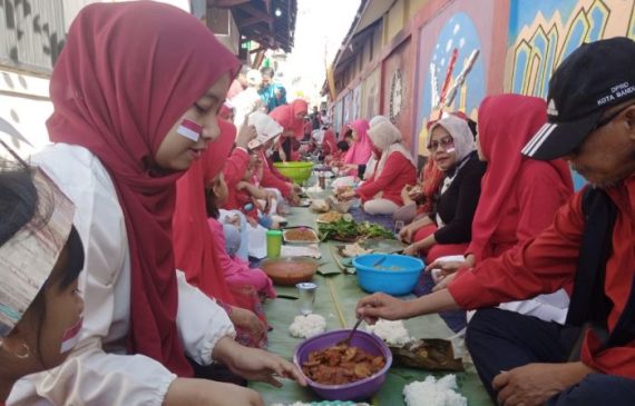 Ikut Meriahkan HUT RI ke-78, Warga Pasar Sindanglaya RT 01 RW 01 Kelurahan Cisaranten Bina Harapan Gelar Botram Sepanjang 78 Meter