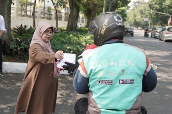 Ikut Semarakkan HUT RI ke-78, Sekretariat DPRD Jabar Bagi-bagi 2000 Bendera Merah Putih