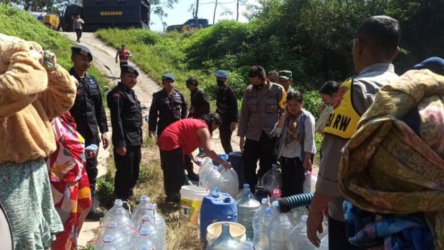 Krisis Kekeringan di Garut, Sat Brimob Polda Jabar Laksanakan Pendistribusian Air Bersih