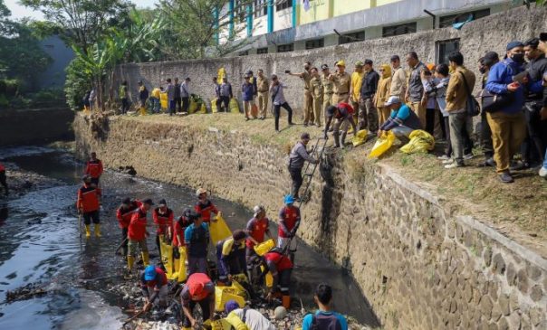 Pemkot Bandung Memanfaatkan Musim Kemarau untuk Angkat Sedimentasi Sungai