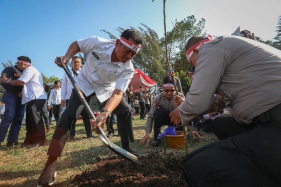 Pemkot Bersama Polrestabes Bandung Tanam Pohon Produktif