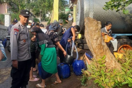 Polisi Salurkan Bantuan Air Bersih Saat Musim Kemarau di Garut