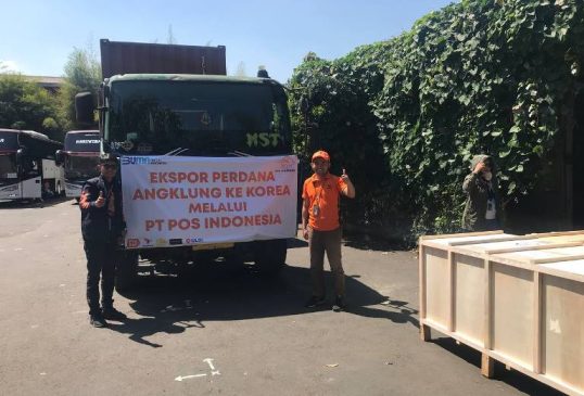 Pos Indonesia Lakukan Ekspor Perdana Angklung Mang Udjo ke Korea Selatan