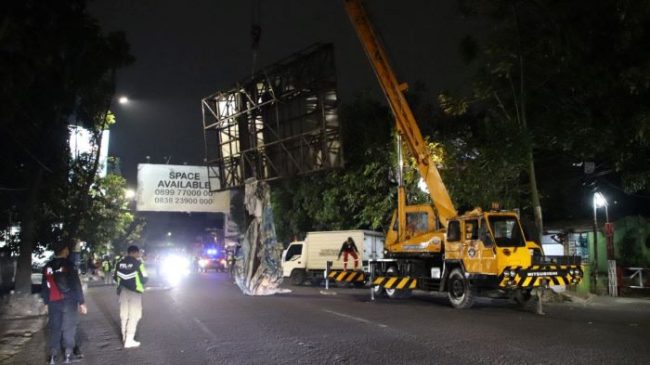 Satpol PP Kota Bandung Terus Lakukan Penertiban Reklame, Kini di Jalan Ahmad Yani