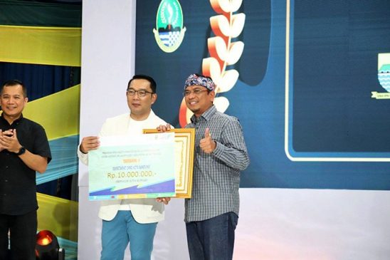 Tedy Rusmawan Terima Penghargaan Bagi JDIH DPRD Kota Bandung
