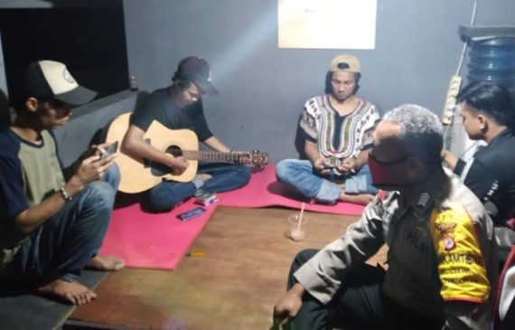 Bhabinkamtibmas Cek Pos Kamling, Hadir di Tengah Masyarakat Demi Ciptakan Situasi Kondusif