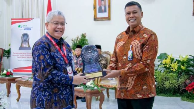 Dinilai Ikut Berkontribusi, bank bjb Raih Paritrana Award 2023 dari BPJS Ketenagakerjaan