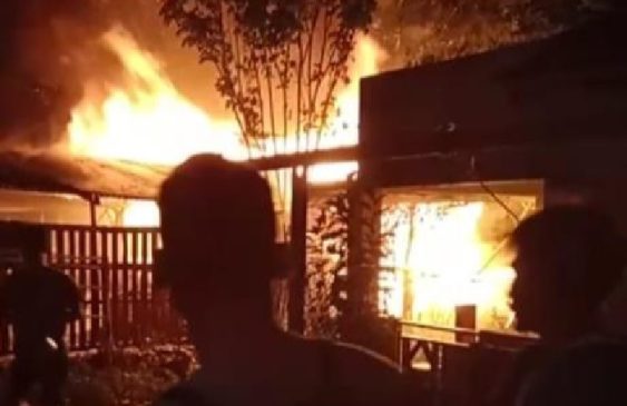 Korsleting Listrik Akibatkan Satu Rumah dan Tempat Pemotongan Kayu Hangus Terbakar di Bogor