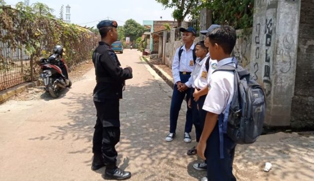 Patroli Sat Brimob Polda Jabar Kepada Remaja Desa Bungursari, Pentingnya Jaga Kamtibmas dan Menghindari Kenakalan Remaja