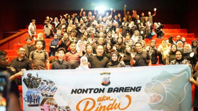 Polisi Nobar Film Aku Rindu Bersama Jurnalis dan Tokoh Masyarakat
