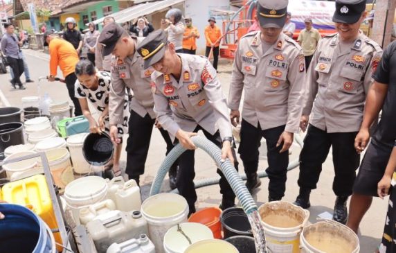 Sambut HUT Humas ke-72, Polda Jabar Salurkan Air Bersih ke Beberapa Wilayah