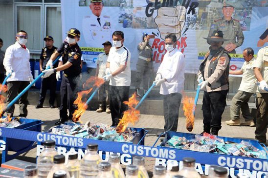 Tedy Rusmawan Bersama Asep Sudrajat Ikut Musnahkan Rokok Ilegal