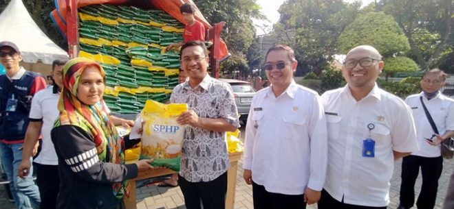 Tedy Rusmawan Monitoring Kegiatan Operasi Pasar Beras Medium