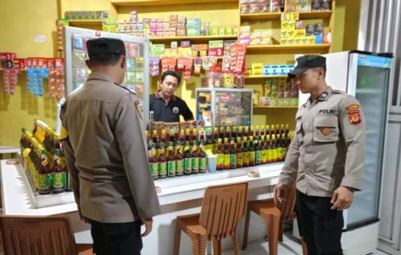 Tekan Peredaran Miras, Bhabinkamtibmas Sambangi Toko Jamu