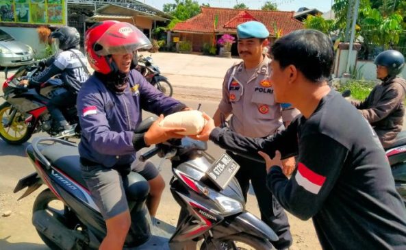 Komunitas Silih Asah, Silih Asih dan Silih Asuh Bekerjasama dengan Polisi Bagikan 100 Paket Beras kepada Sopir Angkot, Ojol dan Opang