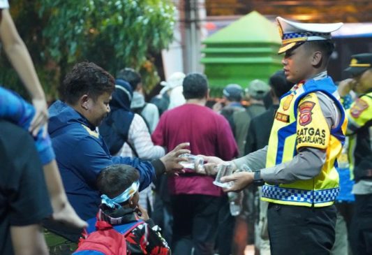 Polisi Lakukan Pengamanan Kepulangan, Bagikan Cinderamata dan Air Minum Gratis Kepada Suporter Sepak Bola