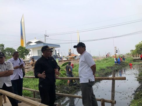Tinjau Pelaksanaan Program Padat Karya Mapag Hujan, Tedy Ajak Warga Kerja Bakti