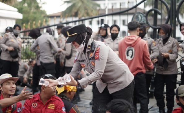 Saat Demo di Gedung Sate, Polwan Bagi-bagi Air Mineral Kepada Demonstran