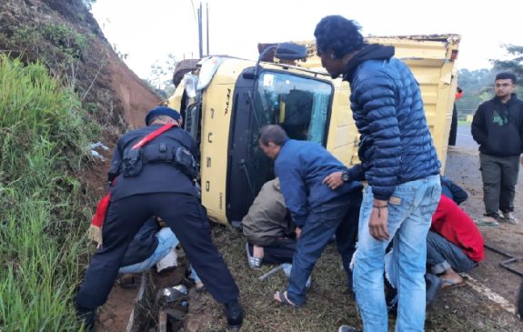 Anggota Sat Brimob Polda Jabar Sigap Bantu Evakuasi Korban Lakalantas Tunggal di Tanjakan Emen Subang