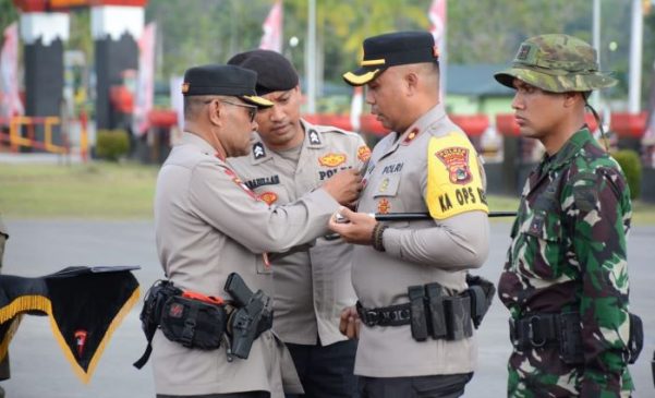 Kapolri Beri Penghargaan Pin Emas Kepada Prajurit TNI dan Anggota Polri Satgas Operasi Damai Cartenz 2023