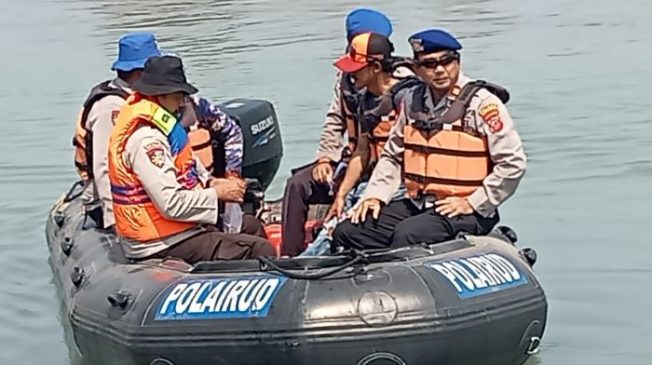 Polisi Gelar Patroli Keselamatan di Perairan Wisata Pantai Balongan Indah