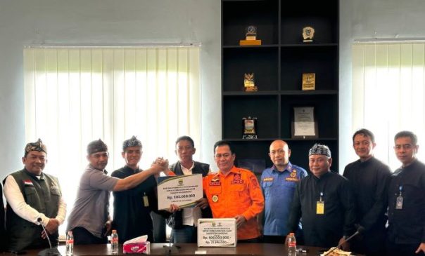 Pemkot dan Baznas Kota Bandung Seacara Simbolis Serahkan Bantuan untuk Korban Gempa Sumedang