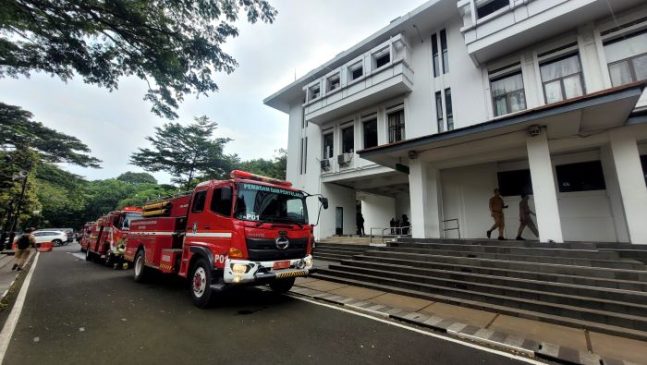 Diskar PB dan Relawan Berhasil Cegah Kebakaran Ruangan ATCS Kota Bandung