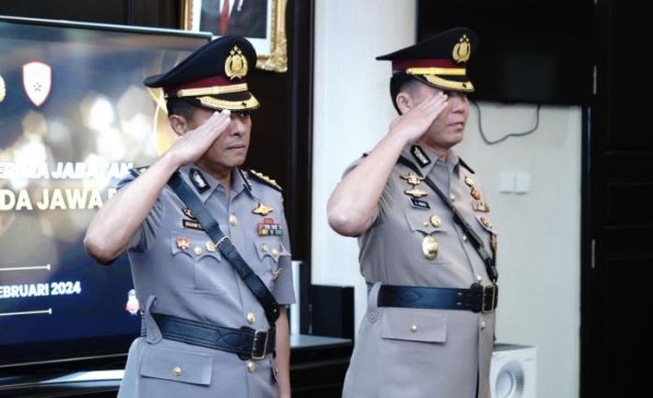 Kapolda Pimpin Upacara Sertijab Kabid Humas Polda Jabar