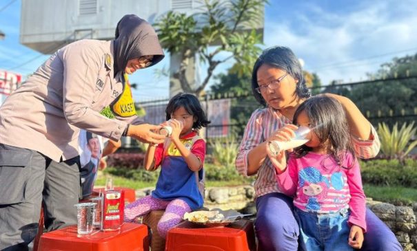 Peduli Stunting, Polisi Berbagi Sarapan Gratis dan Minum Susu Gratis untuk Ibu Hamil dan Anak