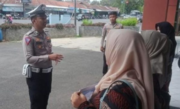 Disiplin Berlalu Lintas Ops Keselamatan Lodaya, Polisi Sosialisasi Dikmas ke Pengguna Jalan