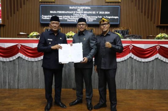 Rapat Paripurna, DPRD Kota Bandung Tetapkan Raperda Penataan Pusat Perbelanjaan dan Toko Swalayan