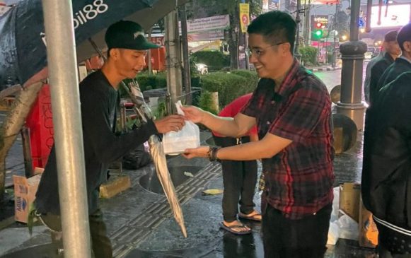 Komunitas Motor D’Bronx Bagikan Ratusan Takjil Gratis