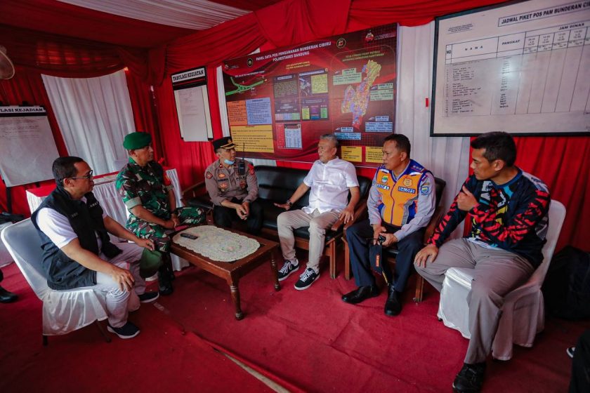 Pj Wali Kota Bandung Tinjau Pos Pengamanan Idulfitri