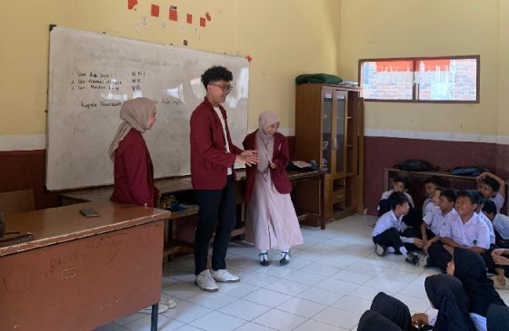 Tim PKM-PM USB Perkenalkan Ecobrick di MI Al-Islamiyah