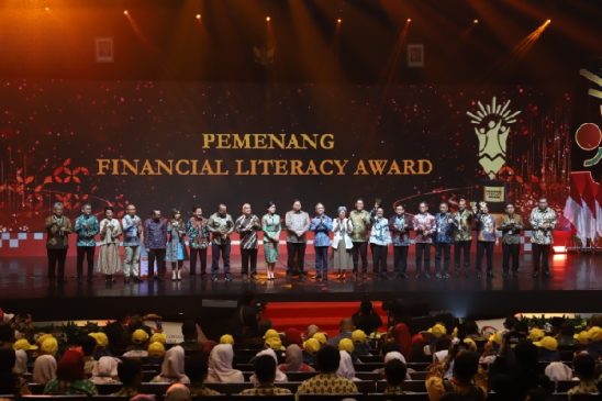 Dinilai Konsisten Berikan Edukasi Keuangan, bank bjb Diganjar 2 Penghargaan Oleh OJK