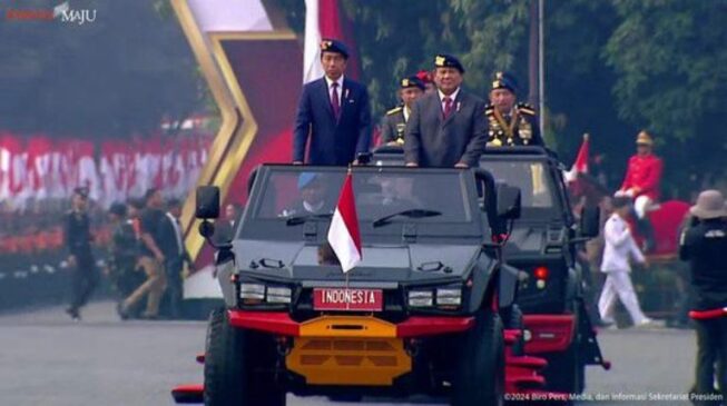 Cek Pasukan di Mako Brimob, Jokowi Bareng Prabowo Naik Maung