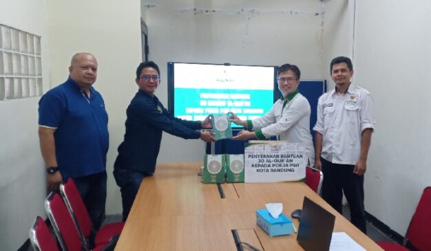 BAZNAS Kota Bandung Salurkan 30 Mushaf Al-qur’an Kepada Pokja PWI Kota Bandung