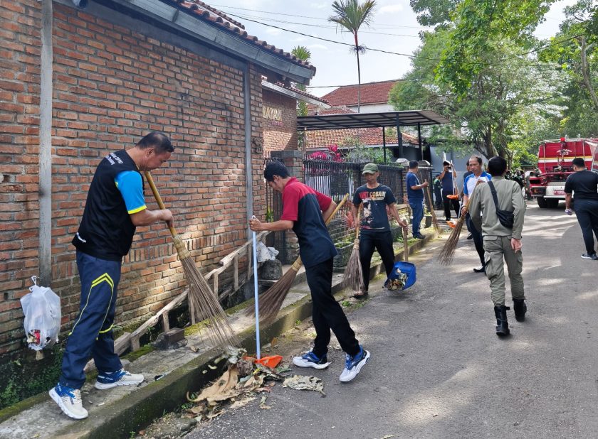 Sebanyak 15 Orang ASN DPRD Kota Bandung Ikut Partisipasi Program Jumat Bersih Perdana