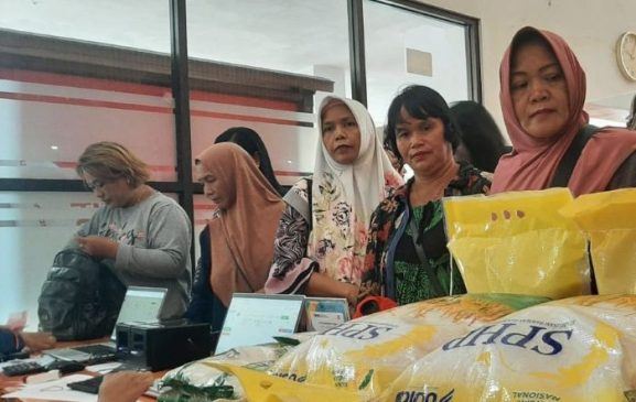 Menteri Pertanian Andi Amran Bersama Jajaran Manajemen PosIND Tinjau Operasi Pasar Pangan Murah di Kantor Pos Palangkaraya
