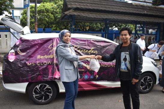 Para Donatur Program PWI Berbagi Ikut Bagikan Paket Makanan Berbuka Puasa Gratis di Dua Titik