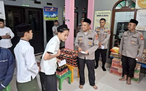 Wujud Kepedulian, Polri Berikan Santunan Kepada Anak Yatim