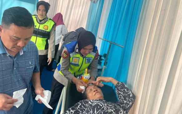Polwan Evakuasi Waris, Lansia yang Terjatuh di Rest Area 130A Tol Cipali
