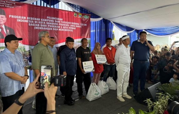 Baznas Jabar Salurkan 100 Paket Sembako Bagi Penerima Manfaat Program Bebenah Kampung