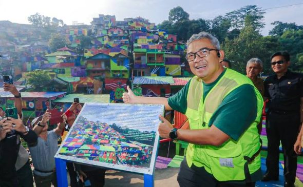 Farhan Resmikan Kawasan Wisata Tematik Lembur Katumbiri