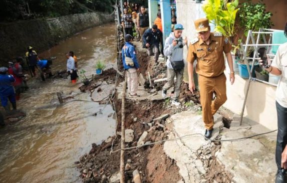 Erwin Tinjau Langsung Lokasi Longsor Kirmir Sungai di Cicaheum
